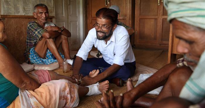 Image of healthcare workers treating leprosy patients